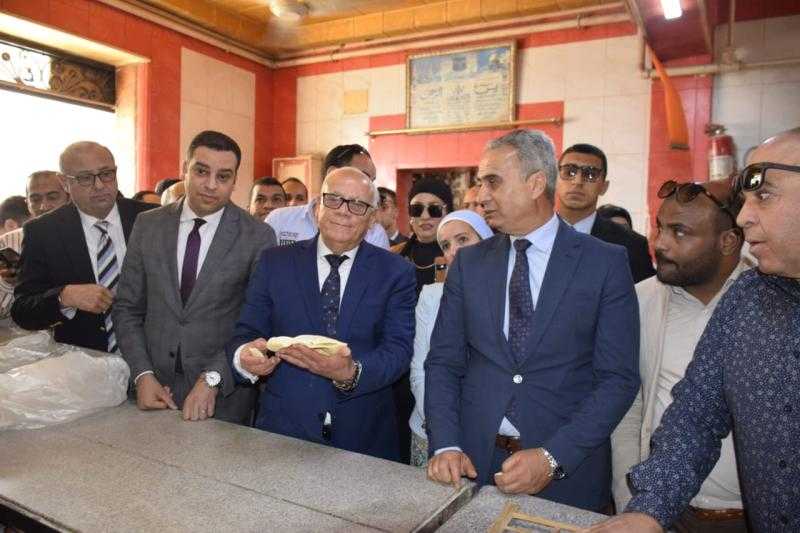 محافظ بورسعيد ورئيس جهاز حماية المستهلك يتفقدان أحد مخابز الأفرنجي لمتابعة تطبيق قرار أسعار الخبز السياحي