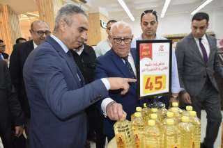 محافظ بورسعيد ورئيس جهاز حماية المستهلك يزوران الداون تاون أحد السلاسل الغذائية
