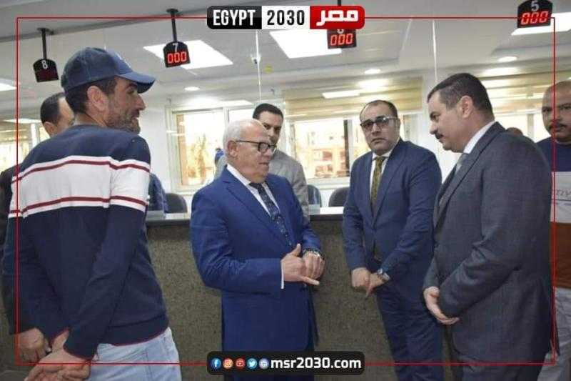 محافظ بورسعيد والمدير التنفيذي للمحافظة اللواء محمد حسيني عامر يتفقدان سير العمل بالمجمع الاسترشادي المطور بمجمع المصالح