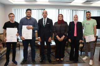 رئيس جامعة عين شمس يكرم فريق كلية الحاسبات والمعلومات الفائز بالمراكز الأولى ببطولة البرمجة العالمية ICPC