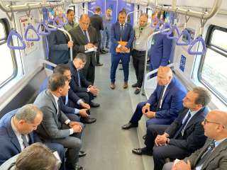 وزير النقل والسفير الفرنسي يستقلان القطار الكهربائي الخفيف LRT والخط الثالث للمترو لمتابعة مستويات الخدمة المميزة المقدمة للركاب