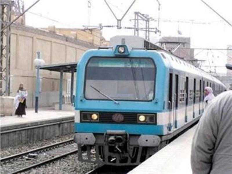 سقوط سيارة من أعلى كوبري على شريط مترو روض الفرج