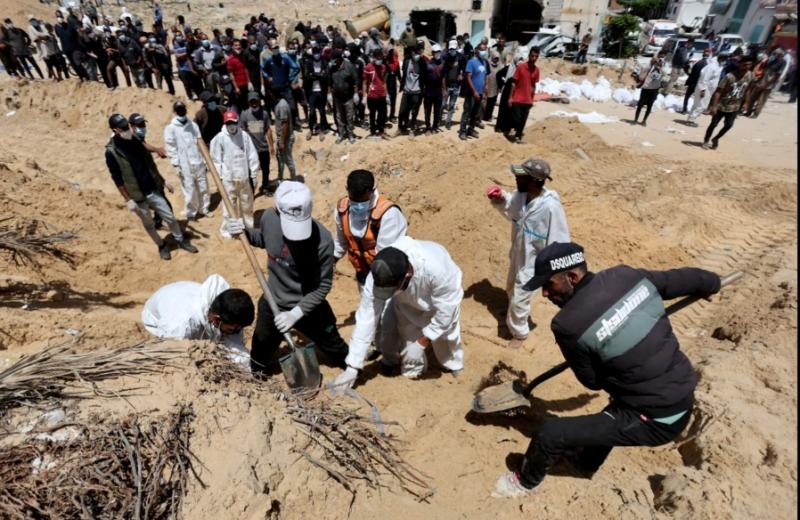 العثور على مقابر جماعية في خان يونس
