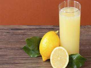 يحمي من الإصابة بالزهايمر وهشاشة العظام.. فوائد تناول عصير الليمون قبل النوم