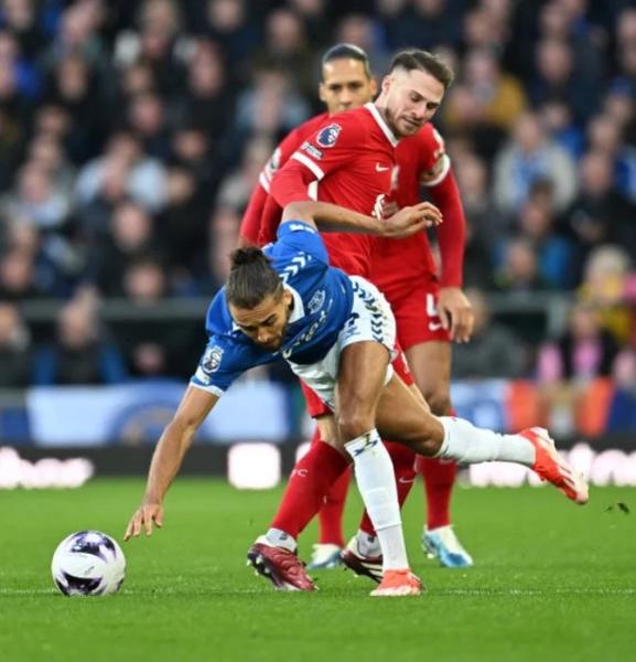 الدوري ضاع.. ليفربول يسقط أمام إيفرتون بثنائية.. فيديو