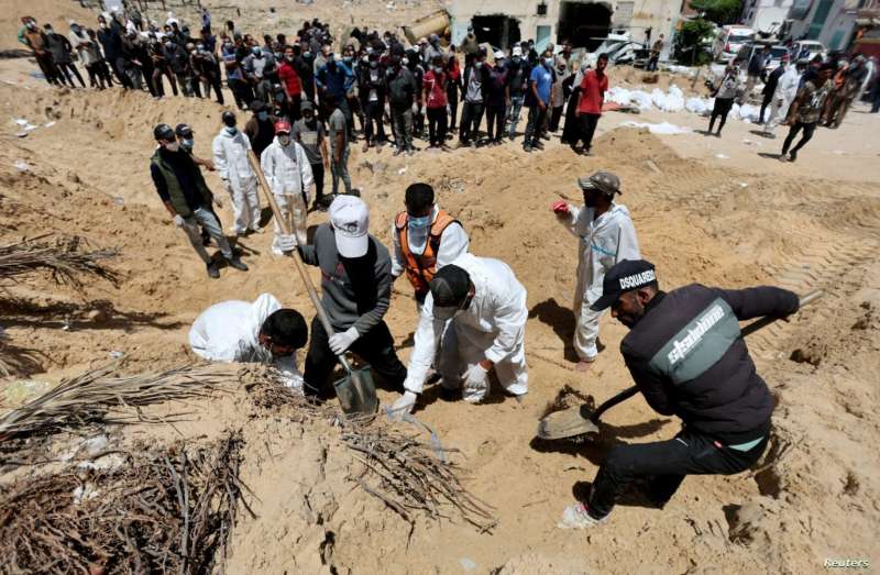  دفن أكثر من 20 فلسطينا أحياء