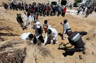 دفن أكثر من 20 فلسطينا أحياء في مجمع ناصر الطبي
