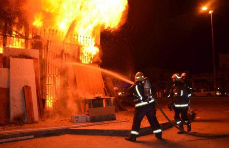 حريق هائل يلتهم محتويات مصنع في العاشر من رمضان