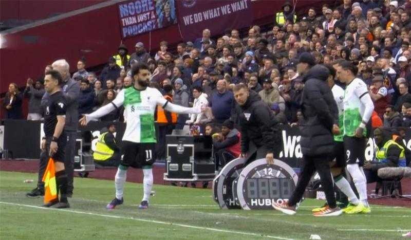 عاجل.. صلاح يشتبك مع كلوب في مباراة ليفربول ووست هام|فيديو