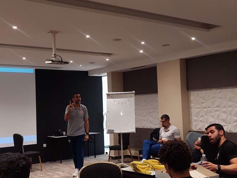 اجتماع مجدي أبو المجد مع لاعبي يد الزمالك