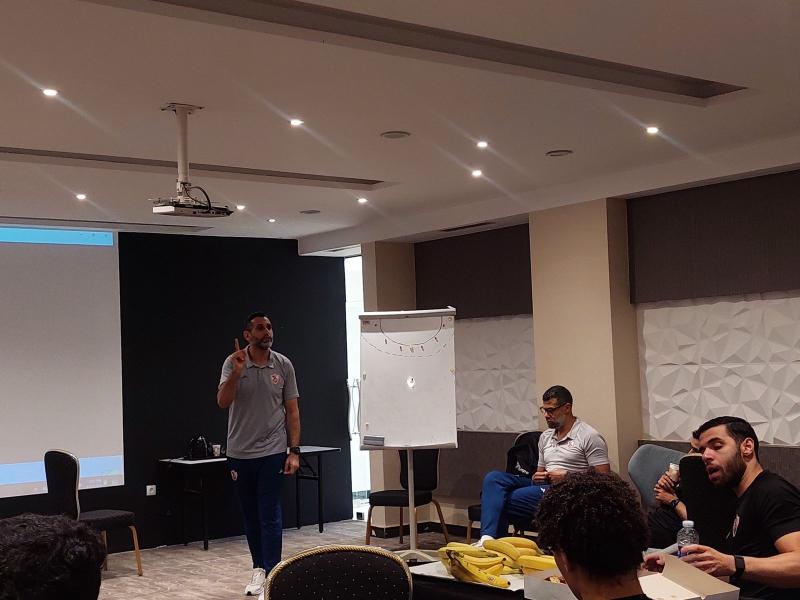 كواليس اجتماع مجدي أبو المجد مع لاعبي يد الزمالك قبل مواجهة الترجي