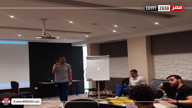 اجتماع مجدي أبو المجد مع لاعبي يد الزمالك