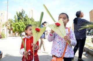 بسعف النخيل والورود.. الكنيسة القبطية تحتفل اليوم بـ ”أحد الشعانين”