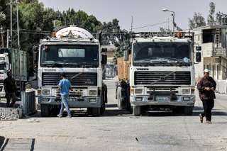 دخول 176 شاحنة مساعدات غذائية لقطاع غزة عبر معبر كرم أبو سالم