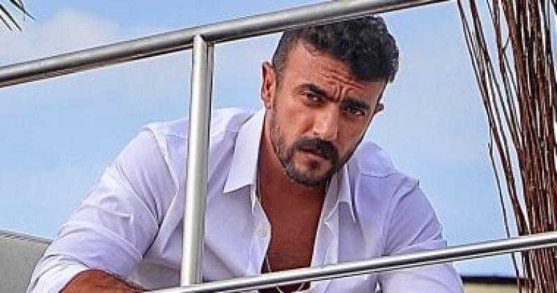 احتفالًا بنجاح حق عرب.. أحمد العوضي يستمتع بالإجازة في برشلونة