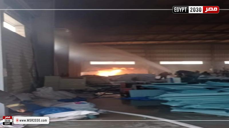 حريق داخل مصنع بمدينة بدر