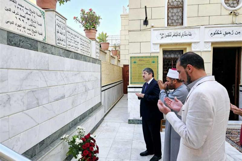 زيارة ضريح النقشبندي
