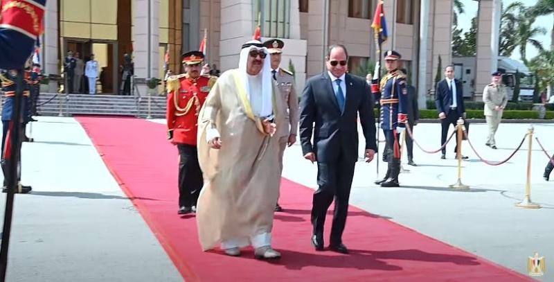 شاهد.. السيسي يودع أمير الكويت بمطار القاهرة