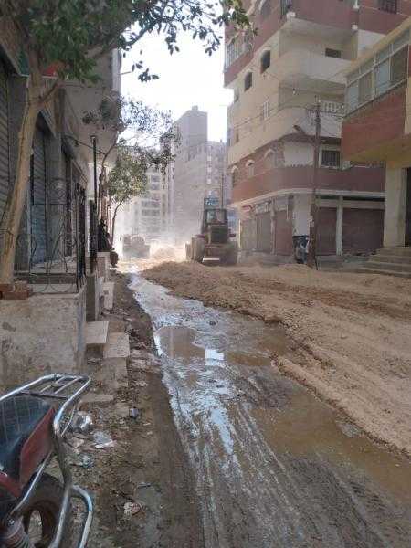 محافظ أسيوط: وضع التربة الزلطية بالطريق الواصل بين الأربعين والمعلمين بحي غرب تمهيداً لرصفه