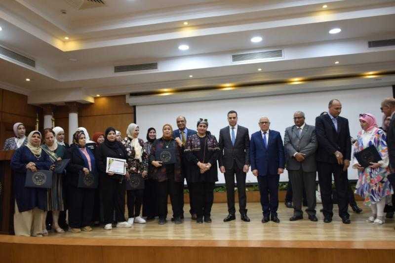 محافظ بورسعيد يكرم 83 مدرسة حاصلة على شهادة الاعتماد والجودة