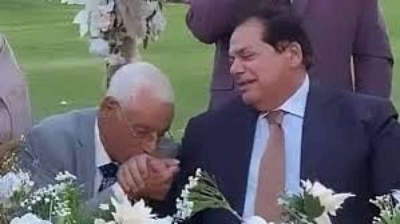 الدكتور حسام موافي يبقبل يد أبو العينين 