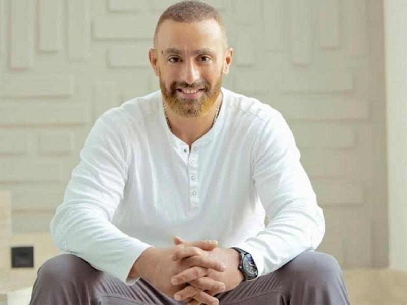 ياسين أحمد السقا يهنئ والده بعرض فيلم السرب