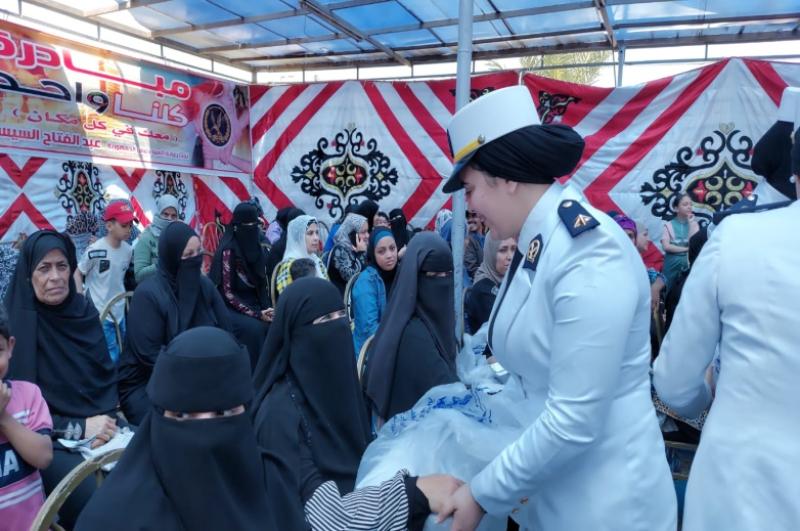 الداخلية تنظم قافلة إنسانية وطبية فى بورسعيد وتوزيع مساعدا