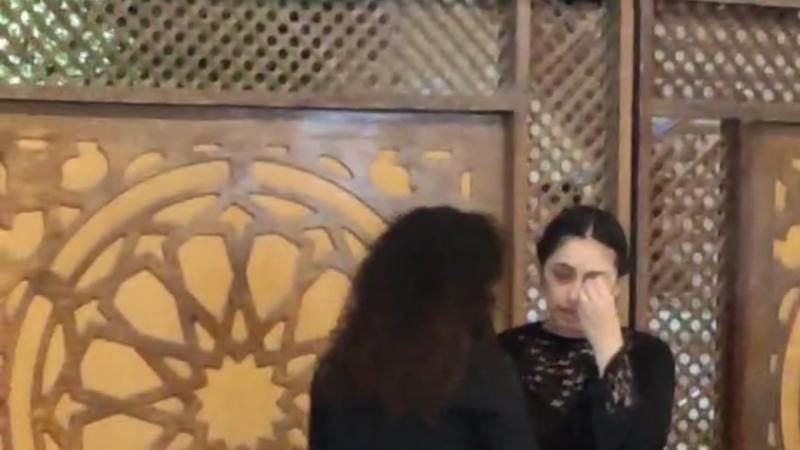 انهيار ريم أحمد في عزاء والدتها