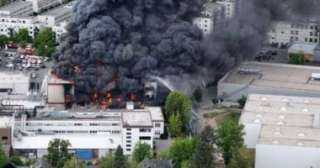 حريق هائل فى مصنع أسلحة بألمانيا وانتشار سحابة سامة.. فيديو