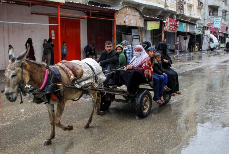 عائلة تغادر رفح قبل بدء العملية العسكرية
