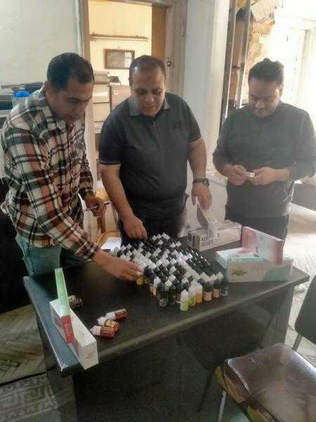 حملات تموينية لإدارة وسط على أسواق السجائر بالإسكندرية