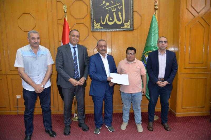 محافظ الإسماعيلية يسلم المواطنين عقود وحدات المشروع القومي لإسكان الشباب بالقنطرة غرب