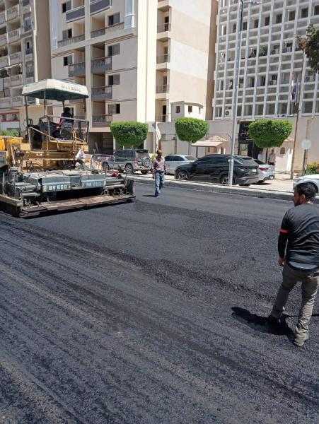 محافظ بورسعيد: بدء أعمال وضع الطبقة الإسفلتية السطحية وتطوير ورفع كفاءة شارع طرح البحر 2 بنطاق حي الشرق