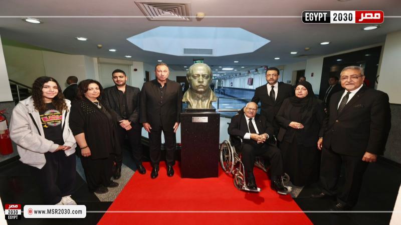 مجلس إدارة الأهلي يزيح الستار عن تمثال العامري فاروق