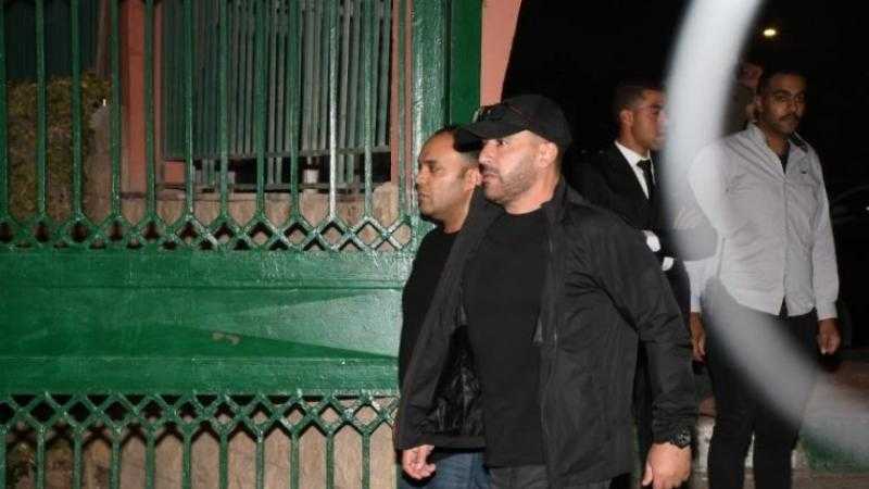 السقا وأحمد حلمي وأشرف زكي أول حضور عزاء والدة كريم عبدالعزيز