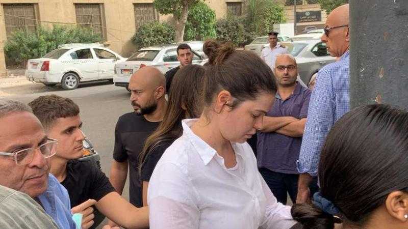 وصول جثمان والدة يسرا اللوزي إلى مسجد عمر مكرم