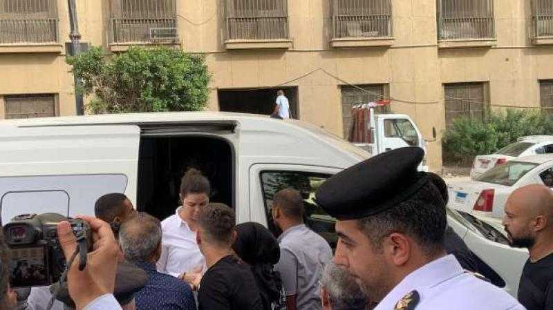 يسرا اللوزي  ترتدي الأبيض في جنازة والدتها