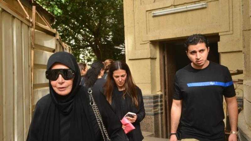 دنيا سمير غانم تصطحب ميرفت أمين في جنازة والدة يسرا اللوزي