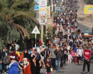 حركة نزوح واسعة من آلاف الفلسطينيين لوسط غزة