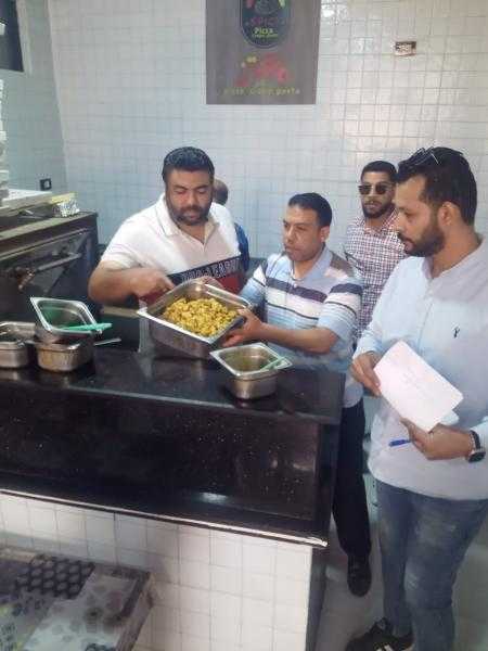 صحة الشرقية: إعدام أكثر من طن ونصف أغذية فاسدة في حملة على المنشآت بأبوكبير