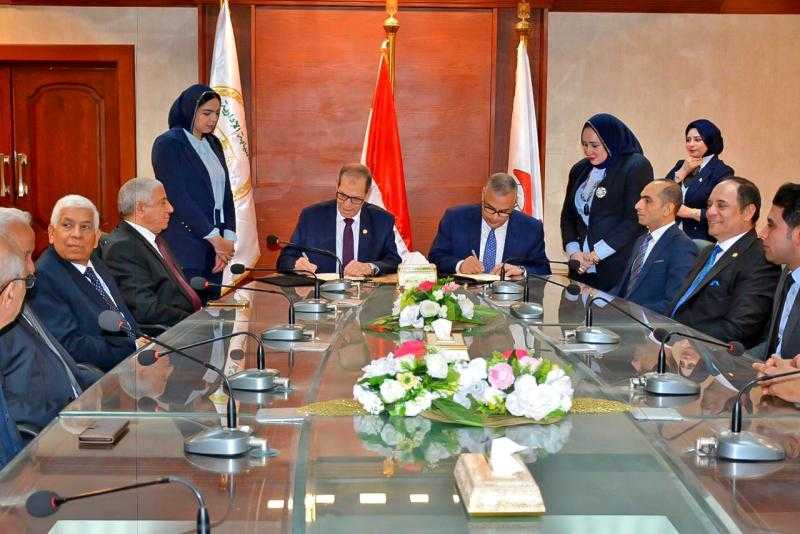 محافظ سوهاج ورئيس هيئة النيابة الإدارية يوقعان بروتوكول تعاون بين المحافظة والهيئة