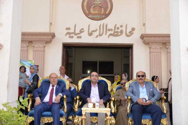 نائب محافظ الإسماعيلية يشارك المواطنين فرحتهم بكرنفال الربيع