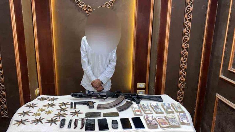 مخدرات بحوزة واسلحة بحوزة المتهم 