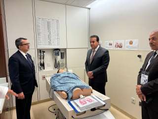 وزير الصحة يزور مستشفى «كليفلاند كلينك أبوظبي» ويشيد باستخدام التكنولوجيا المتطورة