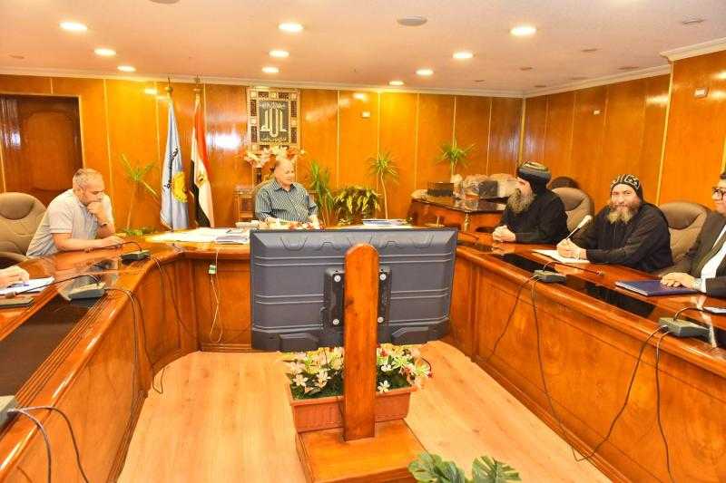 محافظ أسيوط يلتقي الأنبا بيسنتي أسقف إيبارشية أبنوب لبحث سبل تفعيل المشاركة المجتمعية ودعم المشروعات القومية والتنموية