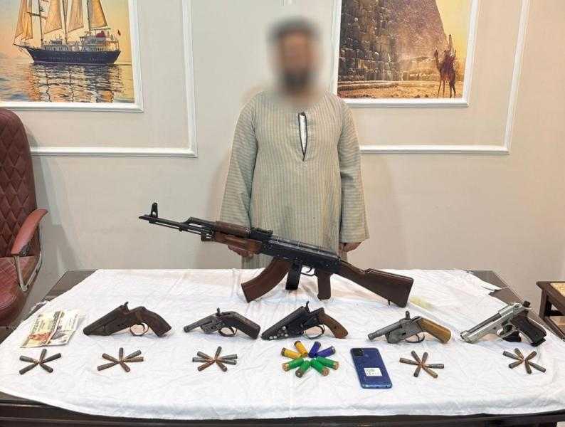 ضبط عنصر إجرامى بحوزة ترسانة أسلحة فى المنيا