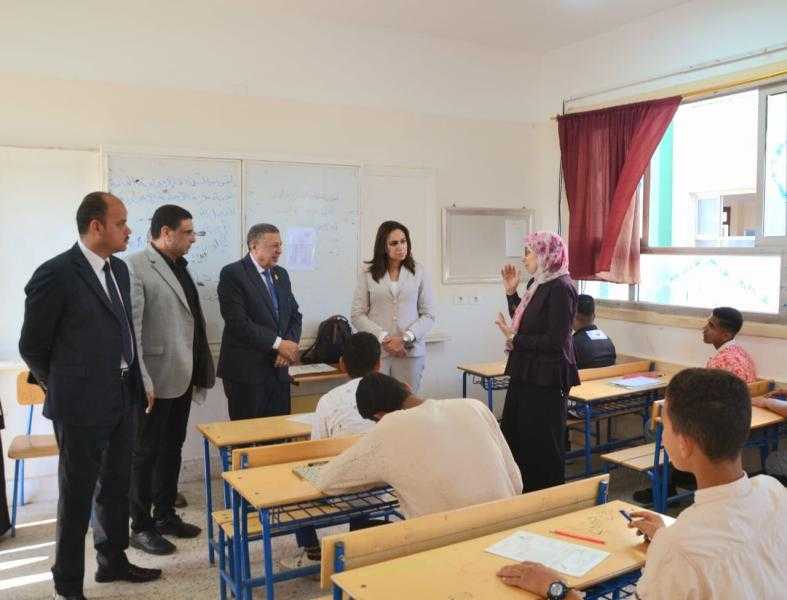 نائب محافظ البحيرة تتفقد عدد من المدارس بمركزي دمنهور وإيتاي البارود لمتابعة سير إمتحانات الشهادة الإعدادية