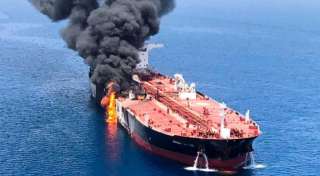 الحوثيون يعلنون استهداف مدمرة أمريكية وسفينة أخرى في البحر الأحمر