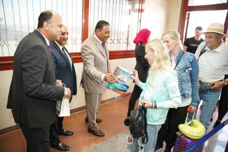 محافظ مطروح يستقبل أولى رحلات الشارتر السياحى لموسم صيف ٢٠٢٤ القادمة من دولة التشيك