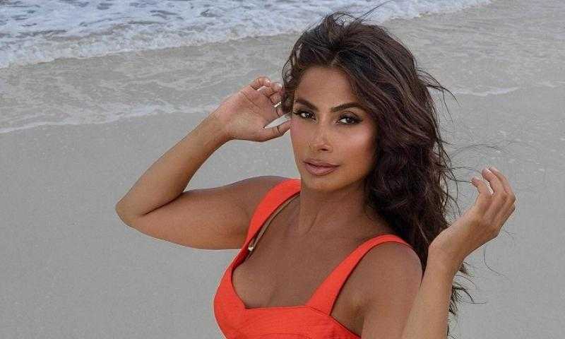 ناقد موضة ينتقد إطلالة روبي الأخيرة